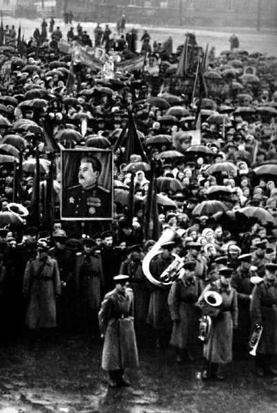 Театральная площадь 80 лет назад. 9 мая 1945 года в Кирове было холодно, шёл мокрый снег. Но это не ... - 2