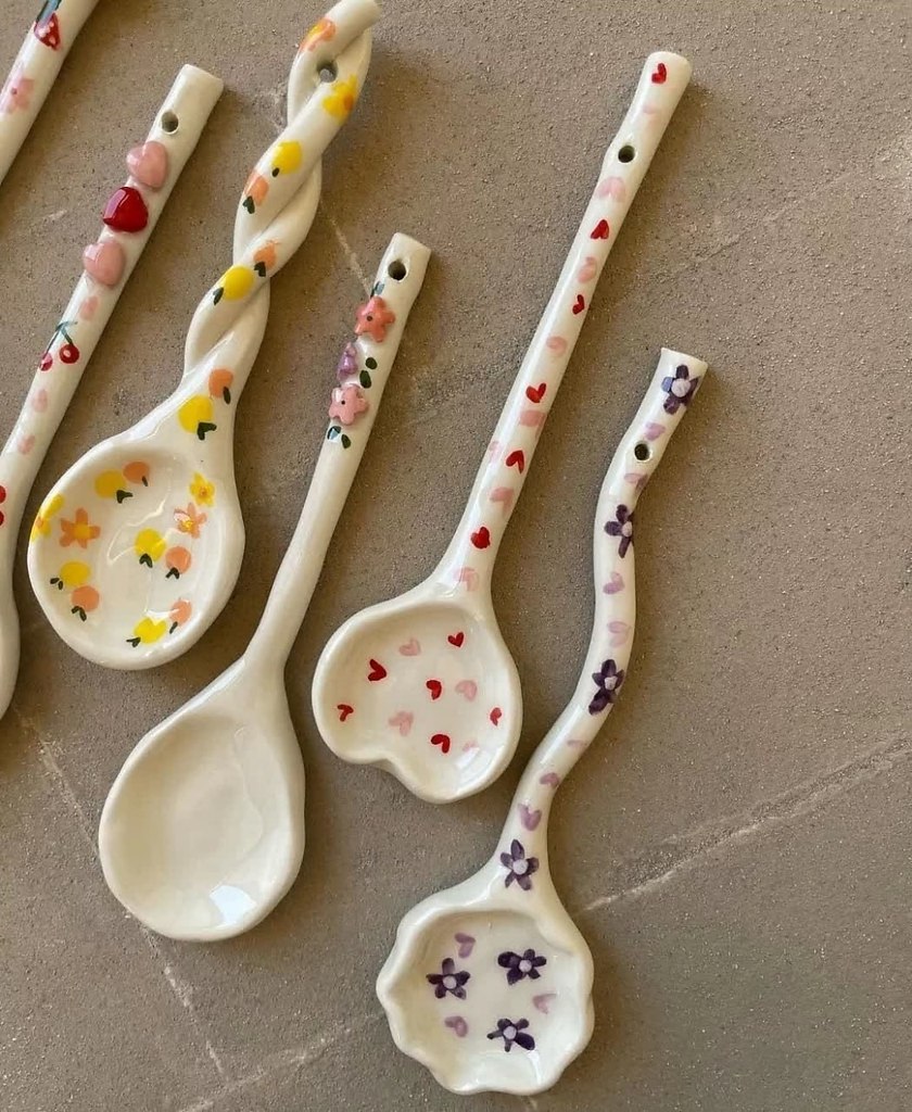 Керамика с ручной росписью — это всегда про уют и индивидуальность. Такая тарелка с наивным рисунком ... - 3