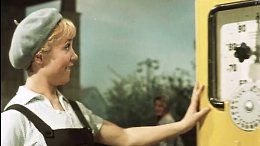 Королева Бензоколонки (Фильм, 1962)Мечта очаровательной девушки Людмилы Добрыйвечер — танцевать в балете на льду. Но… она не проходит по конкурсу, и ей приходится искать работу. После многих забавны...