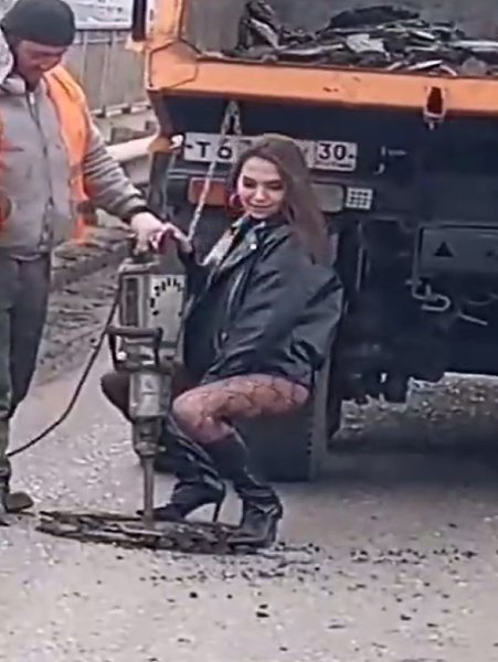 В Астрахани молодая девушка приставала к дорожным рабочим: показала им стриптиз и эротические танцы. ...