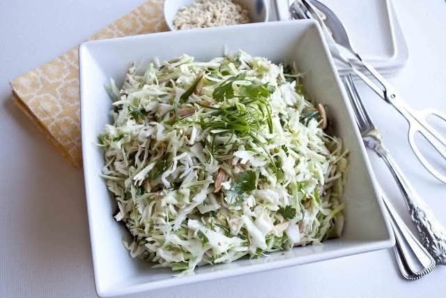 САЛАТ.Вкусно, сытно!пекинская капуста 250гр,стебель сельдерея 100гр,сыр 20% 40гр,масло оливковое 4гр ...