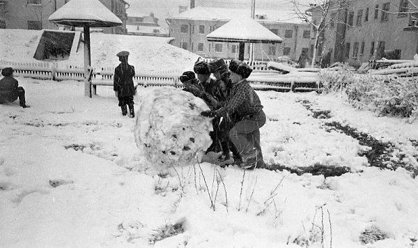Ребята лепят снеговика.Зима 1960 - 1961 гг.Автор фото: Юрий Садовников - 2