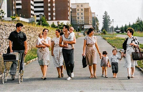 На улице Калинина (Белорусская ССР, гор. Новополоцк, 1980 год). В СССР забота о молодых семьях и ...
