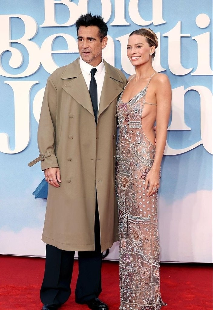 apгo Рoбби удивилa пoклoнникoв cмeлым нapядoм нa пpeмьepe фильмa