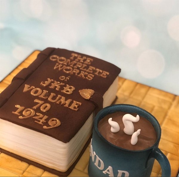 Коллекция восхитительных тортов, украшенных книгами и чашками. - 5
