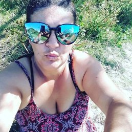 Marcelle, 33, 