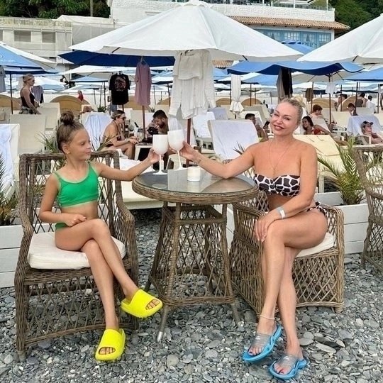 «Я СТАЛА БАБУШКОЙ» Прекрасная Алла Довлатова впервые стала бабушкой.Как выяснилось, её 25-летняя ... - 2