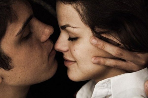 Хотите, расскажу вам о любви? Но не о той, что страсть, разврат, беспутство, Что разжигает нам огонь ...