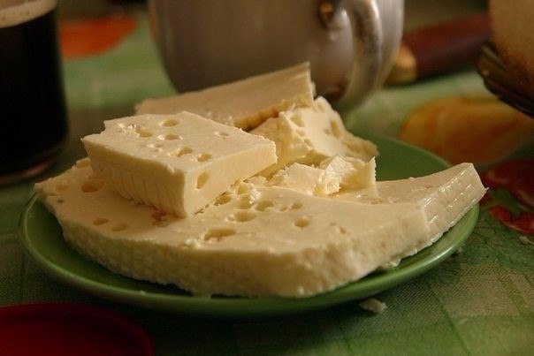 КАК ПРИГОТОВИТЬ СЫР В ДОМАШНИХ УСЛОВИЯХ. Для приготовления понадобится: 1 л молока 1 ст.лож.соли ...