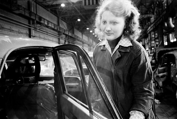 Новые автомобили «Москвич-2140SL» в одном из заводских помещений и мастер цеха Ирина Щербак. Первая ...